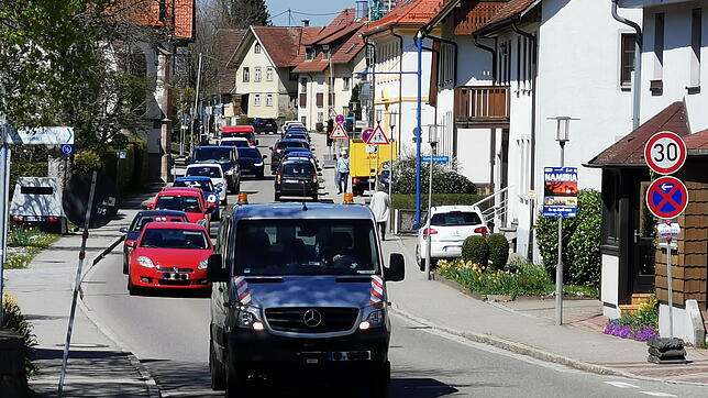Vor allem zur Hauptverkehrszeit reiht sich in der Hindenburgstraße in Mönchweiler im Moment aufgrund der bestehenden Umleitung ...