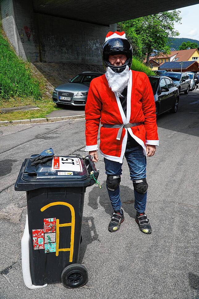 Als Nikolaus geht Peter Gehringer auf die Piste Seit Beginn an ist das Mitglied der Hornochsen beim Gaudirennen mit dabei.