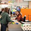 An der Plauderkassel der Migros-Filiale Gundelitor in Basel haben Kassiererin und Kunden Zeit für ein Schwätzchen.