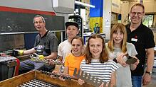 Stefan Benzing zeigt Finn Zimmermann, Marie Zimmermann, Eva Eichkorn und Tabea Frey, wie aus ausgelaserten Metallteilen Halterungen ...