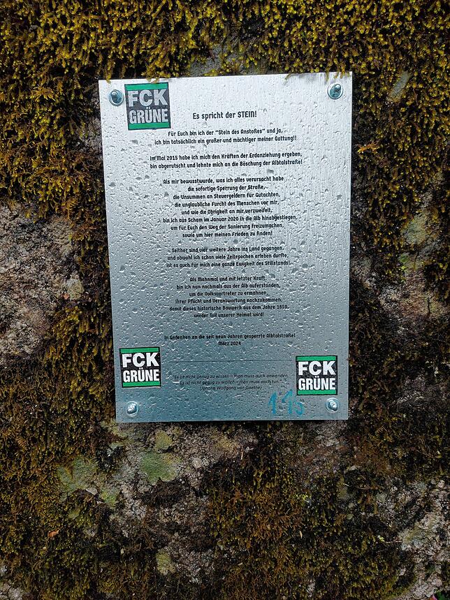 Vor einem Jahr wurde am „Stein des Anstoßes“ eine Tafel angebracht. Kurze Zeit später war die Tafel mit Aufklebern FCK Grüne beklebt.