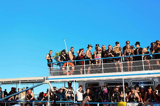 Bild 4: Lack, Leder, Latex! Dieses Spektakel bieten die BDSM-Fans im Konstanzer Hafen