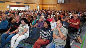 Voll wie nie zuvor, die Gemeindehalle bei der Bürgerinfo zur Alternativplanung des Doppelspurausbaus in Lottstetten.