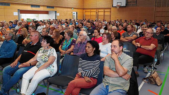 Voll wie nie zuvor, die Gemeindehalle bei der Bürgerinfo zur Alternativplanung des Doppelspurausbaus in Lottstetten.