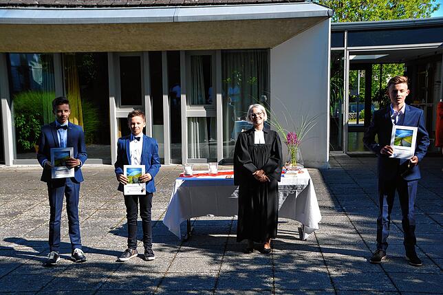 Wie kann Kirche in Zeiten von Hygiene- und Abstandsregeln funktionieren? Leonidas und Riccardo Doster, hier mit Pfarrerin Sigrid ...