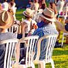 Festivalmode 2020: Sommerhut und die zum Outfit passende Maske bei &bdquo;Kultur am Ufer&ldquo;, das auch in diesem Sommer anstelle des ...