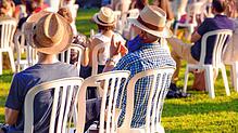 Festivalmode 2020: Sommerhut und die zum Outfit passende Maske bei &bdquo;Kultur am Ufer&ldquo;, das auch in diesem Sommer anstelle des ...