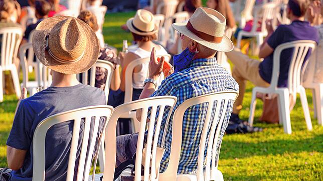 Festivalmode 2020: Sommerhut und die zum Outfit passende Maske bei &bdquo;Kultur am Ufer&ldquo;, das auch in diesem Sommer anstelle des ...