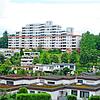 Ganz bewusst wurden am Burgberg unterschiedliche architektonische Wohnkonzepte realisiert. Im Vordergrund sind mehrgeschossige ...