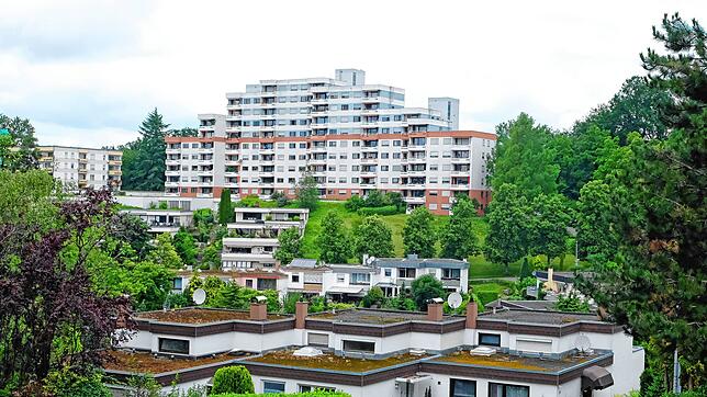 Ganz bewusst wurden am Burgberg unterschiedliche architektonische Wohnkonzepte realisiert. Im Vordergrund sind mehrgeschossige ...
