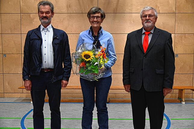 Horst Rettich (von links) und Gabi Grießhaber, die sich seit 50 Jahren und mehr für den Verein engagieren, werden vom Vorsitzenden ...