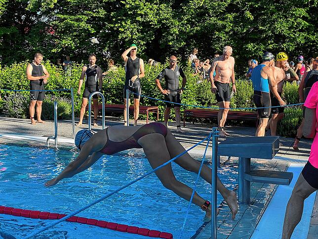 Im 15-Sekunden-Takt sprangen die Teilnehmer ins Wasser.