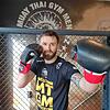 Marius Henkel ist ein Kämpfer &ndash; ob als Fußballer für den VfR Stockach oder mit Boxhandschuhen, wie hier beim Training im Muay Thai ...