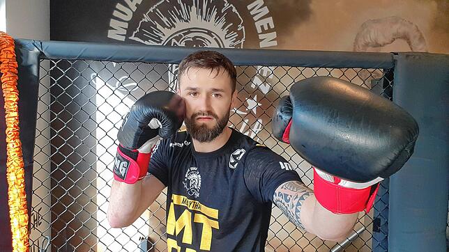 Marius Henkel ist ein Kämpfer &ndash; ob als Fußballer für den VfR Stockach oder mit Boxhandschuhen, wie hier beim Training im Muay Thai ...