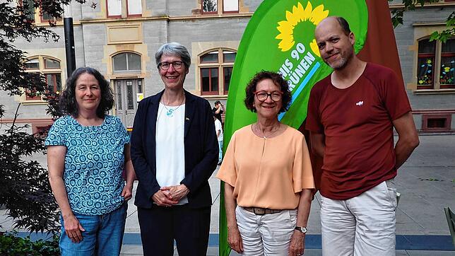 Birgit Albert vom Kreisverband der Grünen hat Staatssekretärin Elke Zimmer vom Ministerium für Verkehr in Baden-Württemberg gemeinsam ...