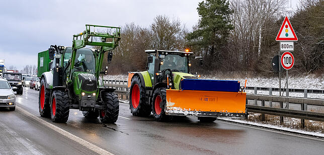 Protest im Doppelpack: Zwei schwere Maschinen legen den Verkehr auf der B 33 von Bad Dürrheim nach Donaueschingen lahm.