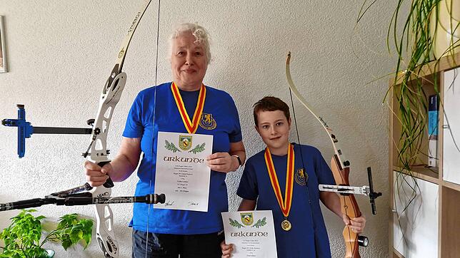 Tom und Ulrike Leitner sind erfolgreich mit ihrem gemeinsamen Hobby und zeigen stolz ihre Urkunden und Medaillen von der ...