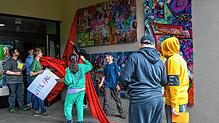 Die junge Künstlergruppe enthüllt ihre großformatigen Werke zum Thema „bunte Vielfalt“ unter dem Applaus von Schülern und Lehrern der ...