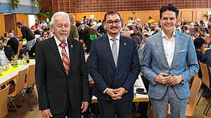 Tengen feiert, dass die Teilorte seit 50 Jahren gemeinsam eine Stadt bilden: Bürgermeister Selcuk Gök (Mitte) und seine beiden Vorgänger ...