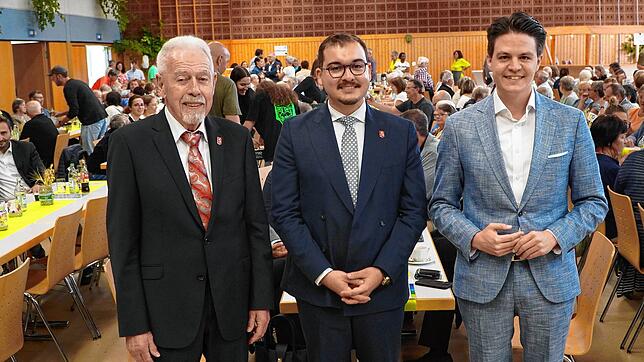 Tengen feiert, dass die Teilorte seit 50 Jahren gemeinsam eine Stadt bilden: Bürgermeister Selcuk Gök (Mitte) und seine beiden Vorgänger ...