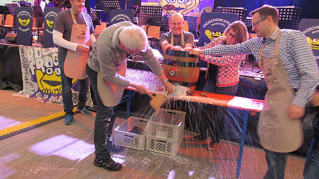 Ortsvorsther Manfred Fischer (Mitte) beim Fassanstich mit kleiner Bierdusche. Unterstützt wird er von Thomas Hänsler und Thomas Kempf ...