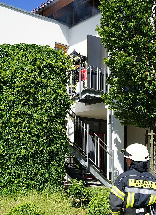 Vorsichtig geht der erste „Retter“ über die südliche Feuertreppe in die verrauchte Halle.