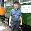 Bahnchef Christian Brinkmann unmittelbar vor der ersten Dampfzugfahrt in dieser Saison. Die Schaffnermütze steht ihm gut.
