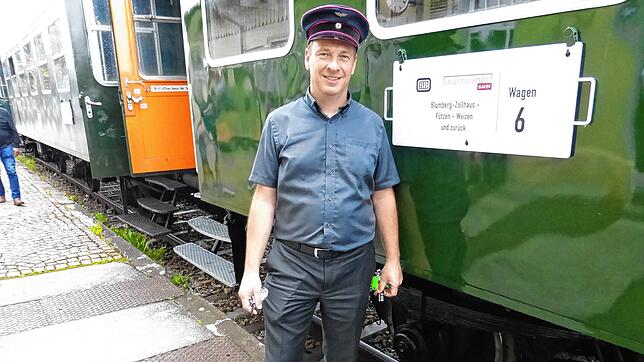 Bahnchef Christian Brinkmann unmittelbar vor der ersten Dampfzugfahrt in dieser Saison. Die Schaffnermütze steht ihm gut.