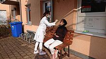 Apothekerin Heike Obergasser macht bei ihrer Mitarbeiterin Heidrun Schlegel einen Corona-Schnelltest. Bürgertests würde die Apotheke in ...