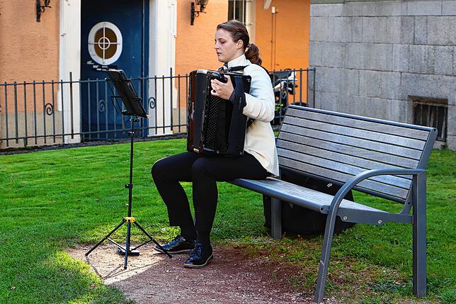 Einzeln entlang der Karlstraße verteilt spielen die verschiedenen Musikerinnen und Musikern – nicht nacht Takten, sondern nach Zeit.