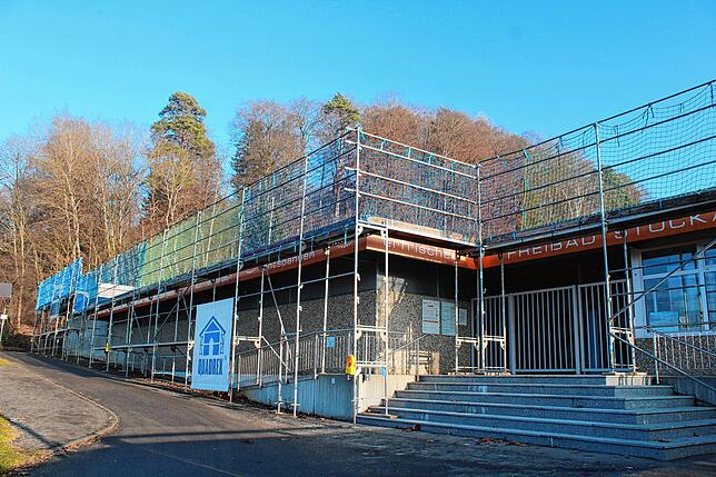 Der Eingangsbereich des Freibads Stockach ist eingerüstet. Auf dem Gebäude wird eine neue Absorber-Anlage installiert.