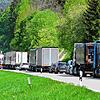 Ein kilometerlanger Stau vom neuen Kreisverkehr bis zum Unterhölzer Wald mit hunderten Lastern und Autos: Die Folge der Arbeiten am ...