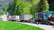Ein kilometerlanger Stau vom neuen Kreisverkehr bis zum Unterhölzer Wald mit hunderten Lastern und Autos: Die Folge der Arbeiten am ...