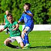 Ein E-Jugendspieler von Nordstern Radolfzell (grünes Trikots) und im Duell mit einem Kicker des SV Volkertshausen.