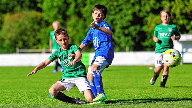 Ein E-Jugendspieler von Nordstern Radolfzell (grünes Trikots) und im Duell mit einem Kicker des SV Volkertshausen.