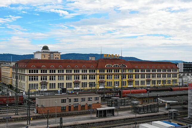 Und noch mehr Maggi-Werk: Die zum Bahnhof zeigende Fassade.