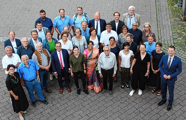 Die ausscheidenden und neu- sowie wiedergewählten Stadträte zusammen auf einem Foto.
