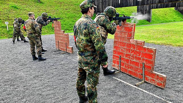 Reservisten übernehmen die Aufsicht beim Schießen des Sanitätspersonals.