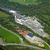 Ein Stück Schwerindustrie im Grünen – so zeigt sich das Stockacher Aluminiumwerk aus der Luft. Zum Werksgelände gehört der graue Riegel, ...