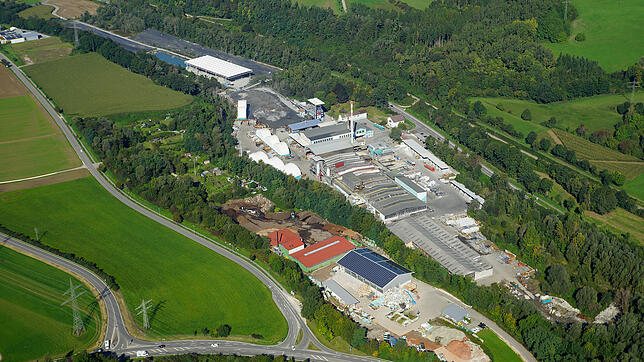 Ein Stück Schwerindustrie im Grünen – so zeigt sich das Stockacher Aluminiumwerk aus der Luft. Zum Werksgelände gehört der graue Riegel, ...