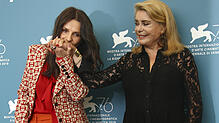 Küsschen unter Kolleginnen: Juliette Binoche (links) und Catherine Deneuve.