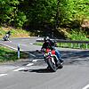 Der Blick auf die Kurven vom Rastplatz und Aussichtspunkt aus der Bergstraße aus: Hier sind viele Motorradfahrer wie diese unterwegs. ...