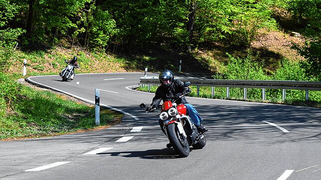 Der Blick auf die Kurven vom Rastplatz und Aussichtspunkt aus der Bergstraße aus: Hier sind viele Motorradfahrer wie diese unterwegs. ...