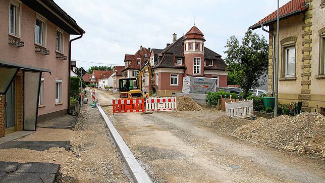 Die ersten Randsteine in der Schnerkinger Straße in Meßkirch sind gesetzt. Zum 13. September und damit zum Start ins neue Schuljahr soll ...