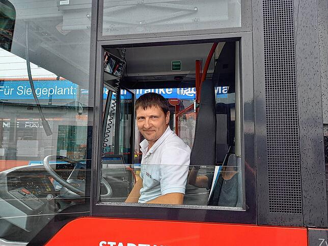 Sergej Zubar fährt die neuen E-Busse gerne – gerade, weil sie so zügig beschleunigen und geschmeidig fahren. Ein Herz für alte ...
