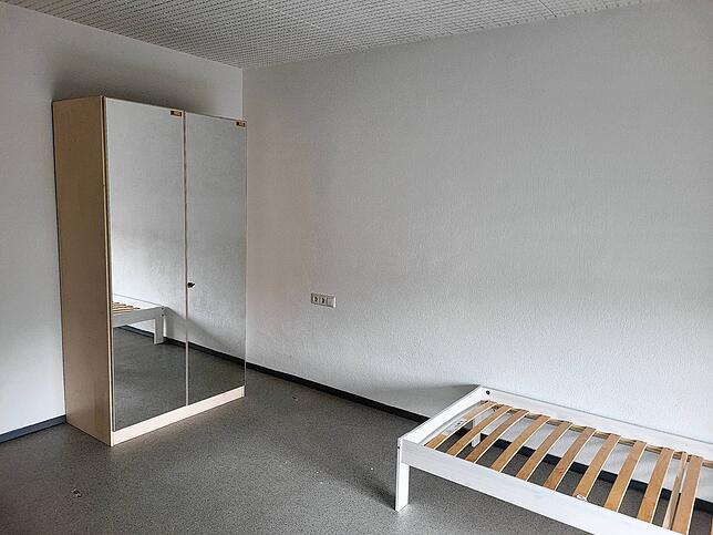 Schrank und Bett: Unter dem Dach der Nummer 26 steht eine ausgestattete Notfallwohnung für Menschen bereit, die über Nacht obdachlos werden.