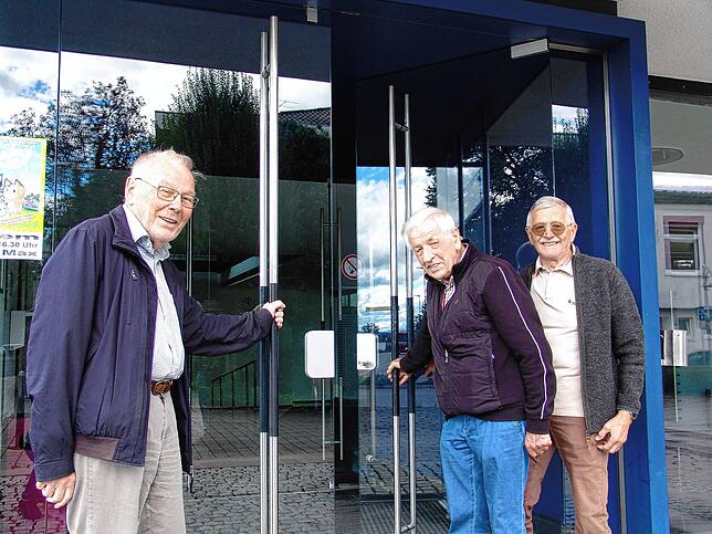 Hereinspaziert: Peter Allgaier, Paul Müller und Manfred Nolle (von links) haben die Entstehung des Neufracher Dorfgemeinschaftshauses ...