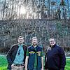 Freue sich über die gepflanzten Bäume (von links): Jagdpächter Simon Langanki, Förster David Borho und Bürgermeister Patrick Krauss.