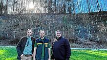 Freue sich über die gepflanzten Bäume (von links): Jagdpächter Simon Langanki, Förster David Borho und Bürgermeister Patrick Krauss.