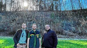 Freue sich über die gepflanzten Bäume (von links): Jagdpächter Simon Langanki, Förster David Borho und Bürgermeister Patrick Krauss.